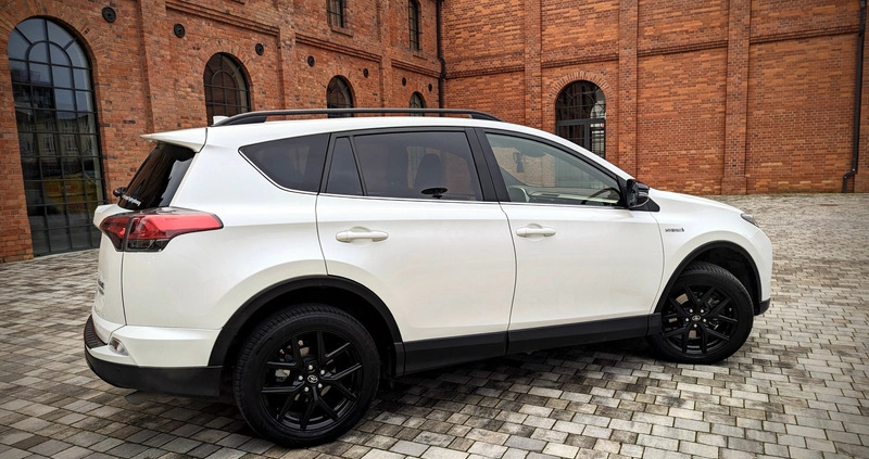 Toyota RAV4 cena 119900 przebieg: 59000, rok produkcji 2018 z Poznań małe 172